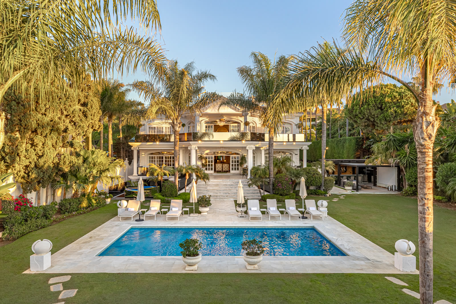 Villa El Martinete vista desde el jardín, con la piscina La Danza, en Puerto Banús